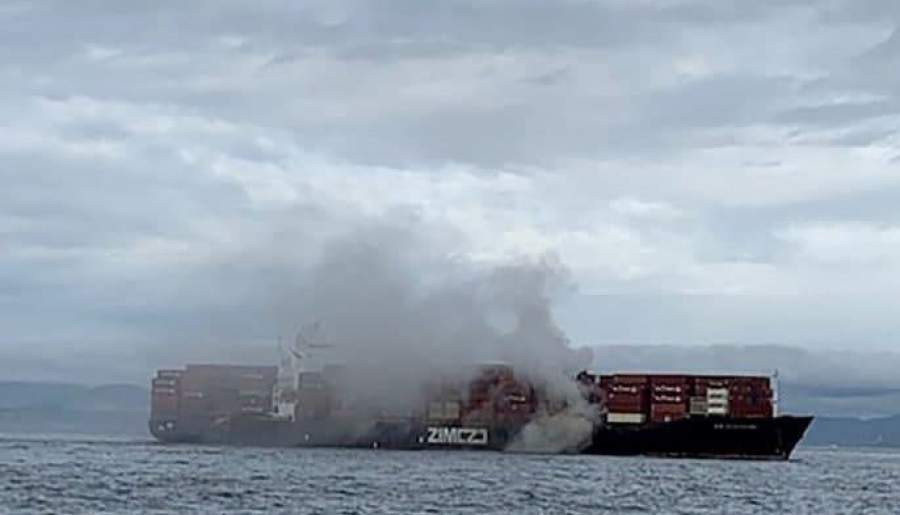 آتش گرفتن کشتی باری حامل مواد شیمیایی + عکس