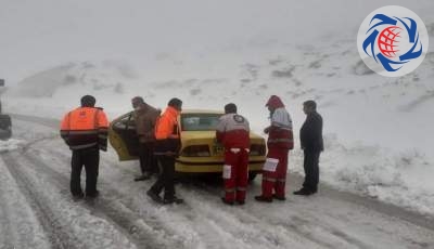 نجات 100 خودروی گرفتار در کولاک گردنه چری و تاراز + عکس